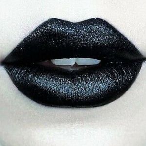 🧛🏻‍♀️Kat Von D Studded Kiss Nayeon